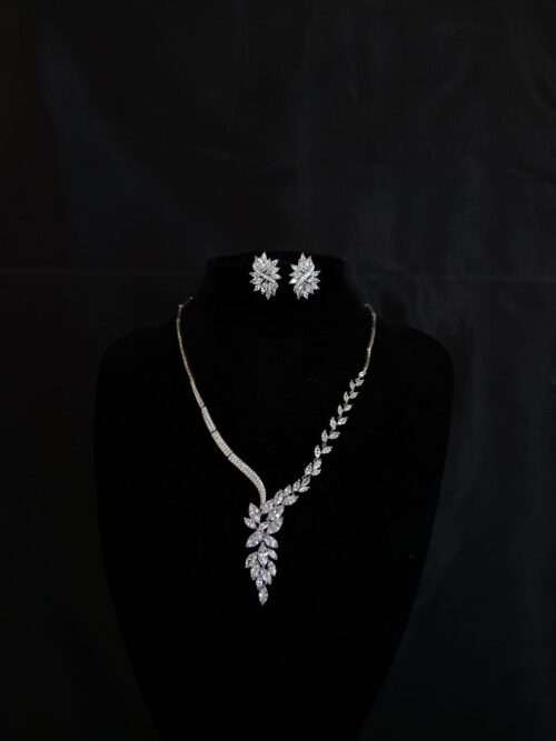 Complemento brillante con pendientes