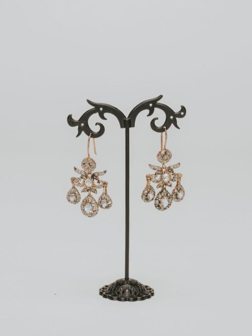 Pendientes dorados con motivos brillantes