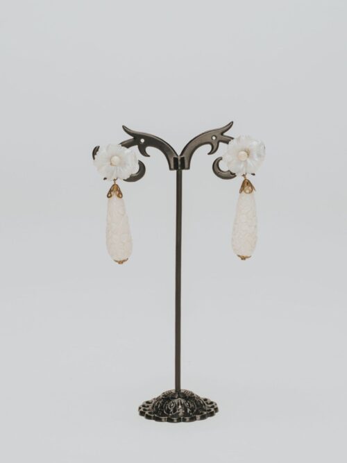 Pendientes lágrima flor blanca