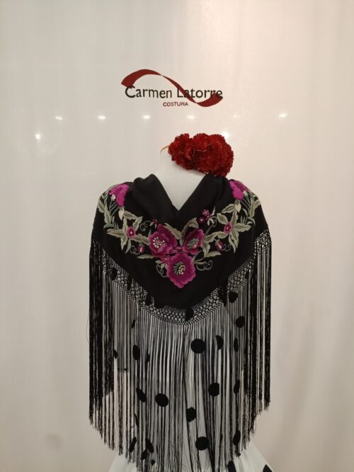 Mantoncillo de señora bordado negro