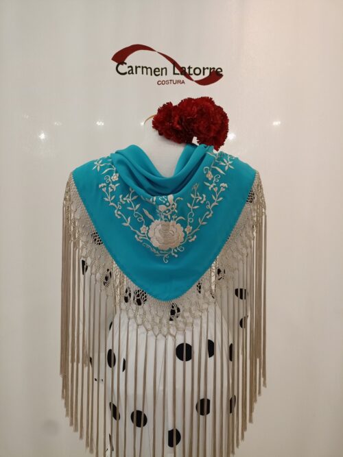 Mantoncillo de señora bordado azul turquesa