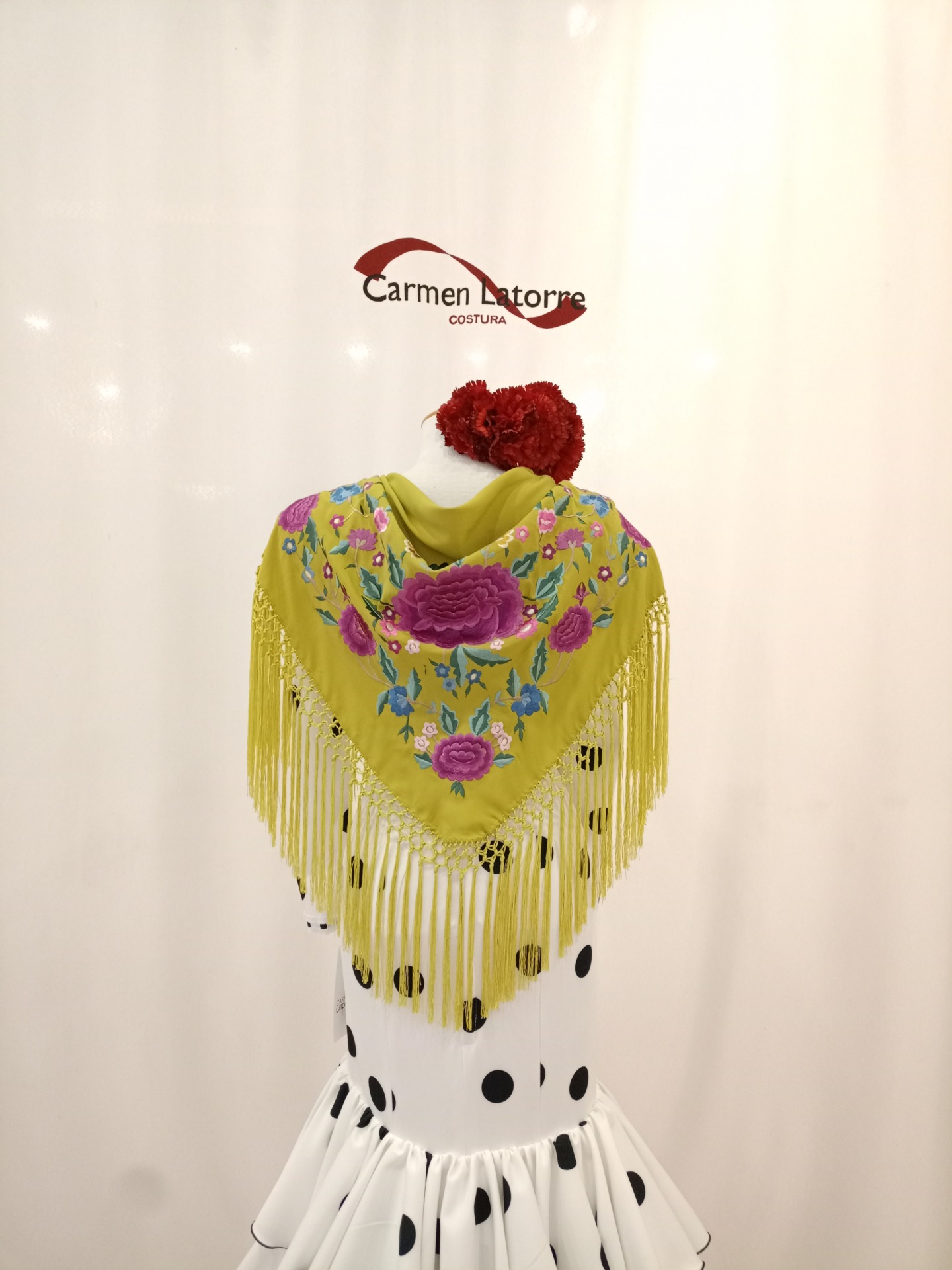 Mantoncillo de señora bordado verde pistacho