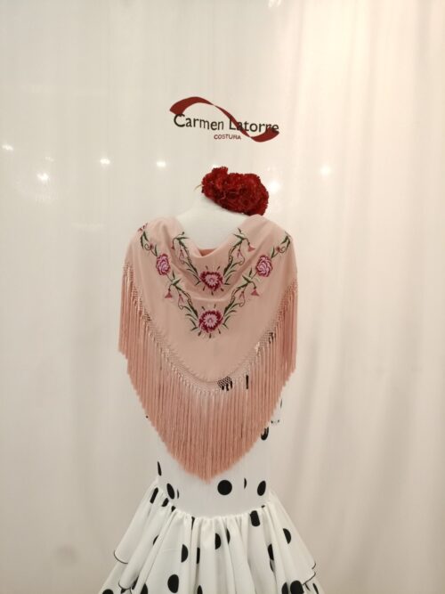 Mantoncillo de señora bordado rosa bebe