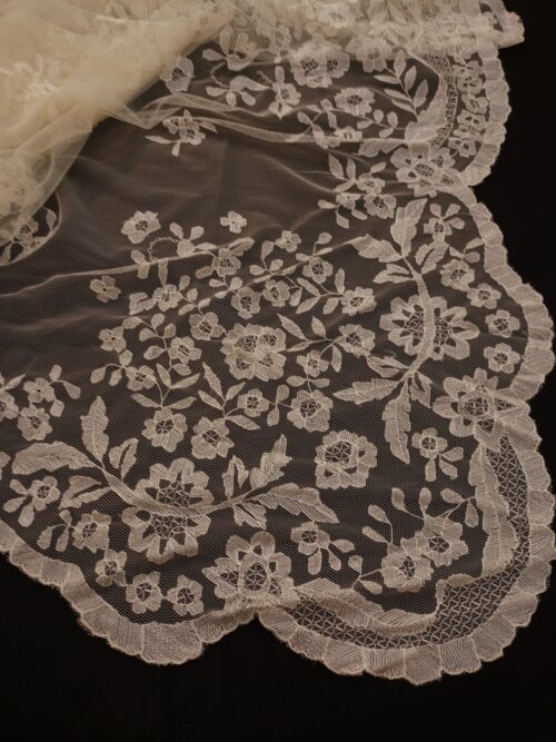 MANTILLA CRUDA BORDADA A MANO