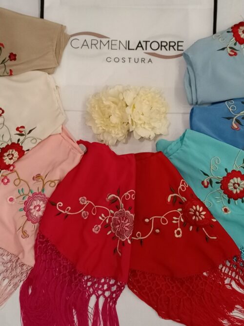 Mantoncillo niña bordado (122cm)