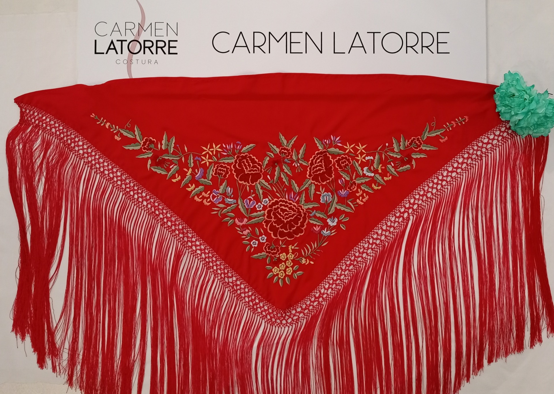 Mantoncillo de señora bordado rojo - Imagen 2