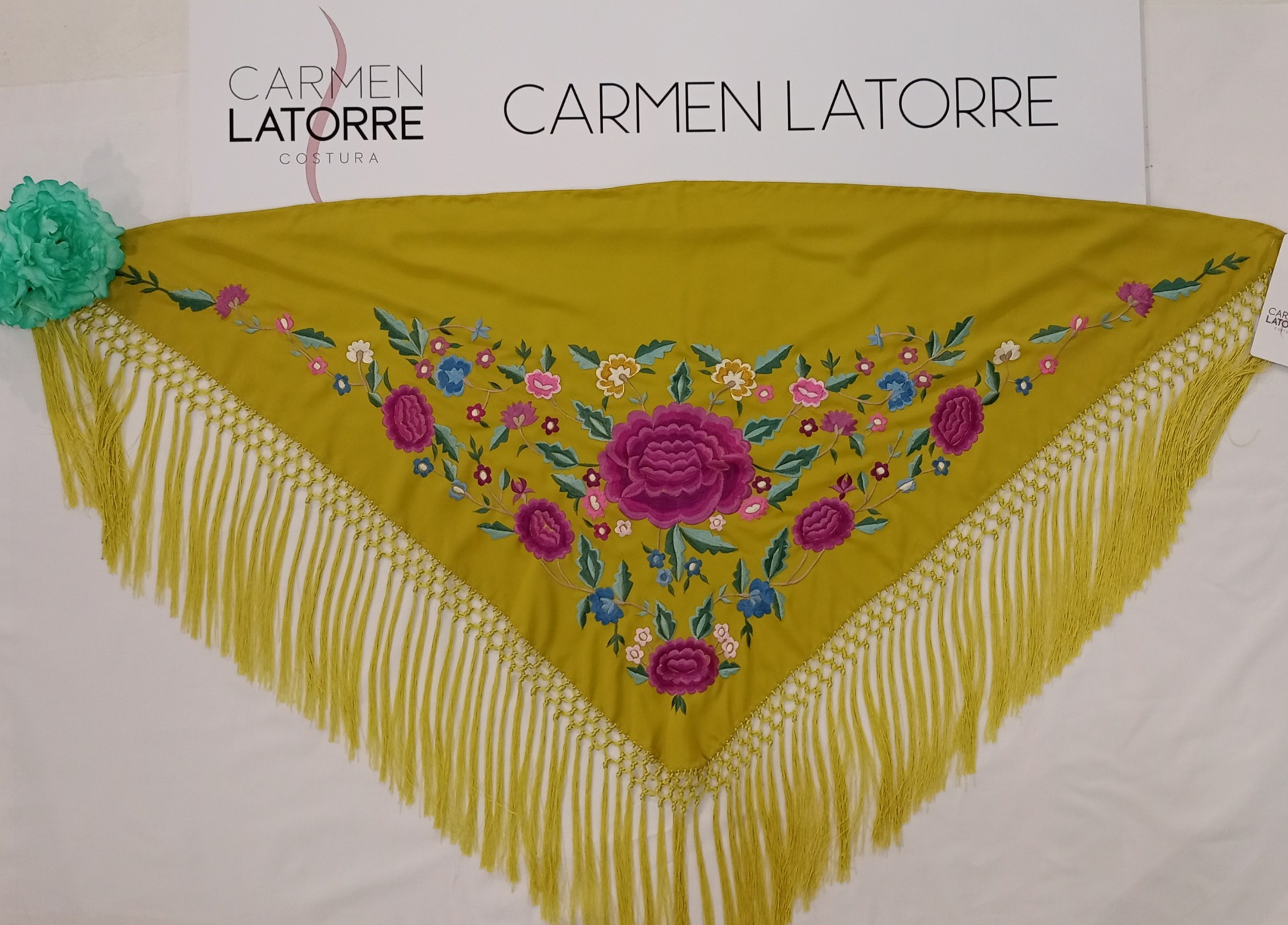 Mantoncillo de señora bordado verde pistacho - Imagen 2
