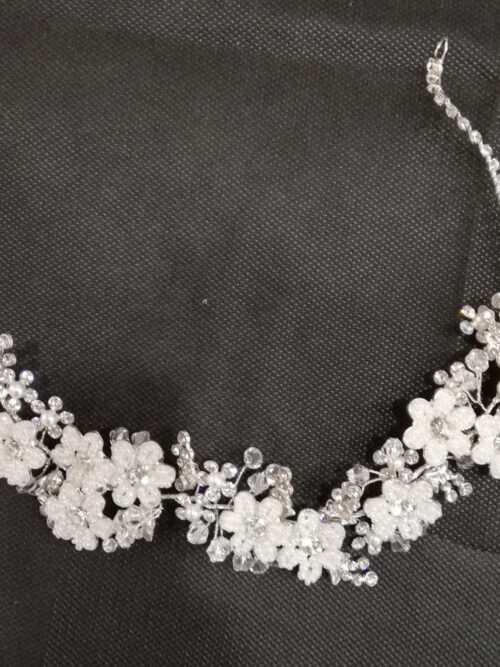 Tocado de novia abierto blanco y cristal