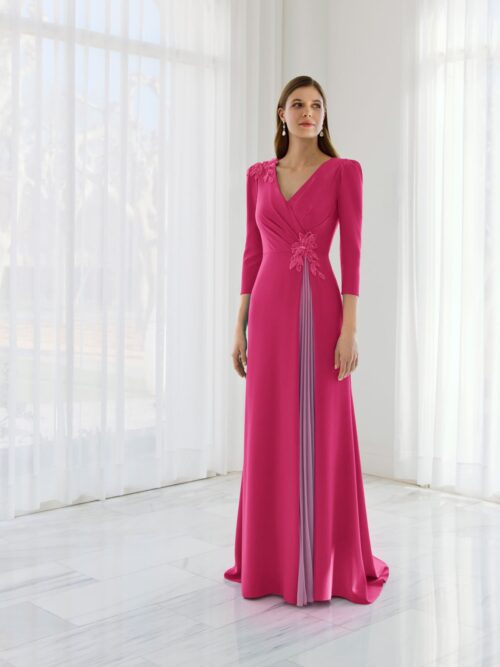 Vestido largo con pedrería y escote pico