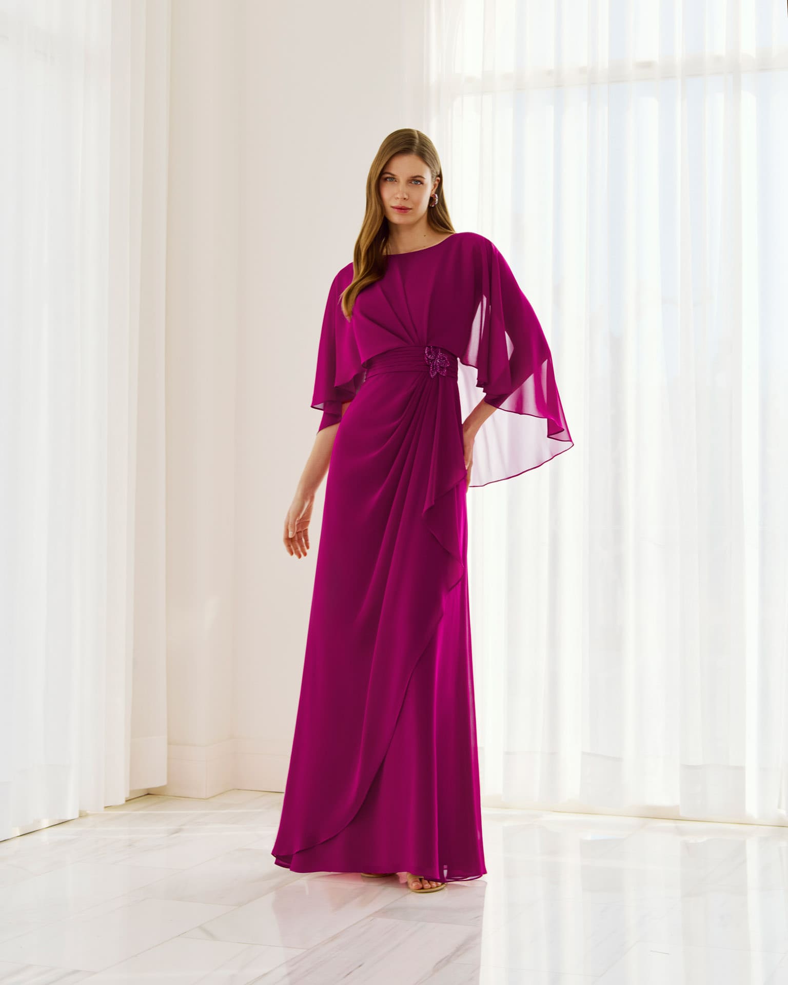 Vestido largo de raso con escote barco