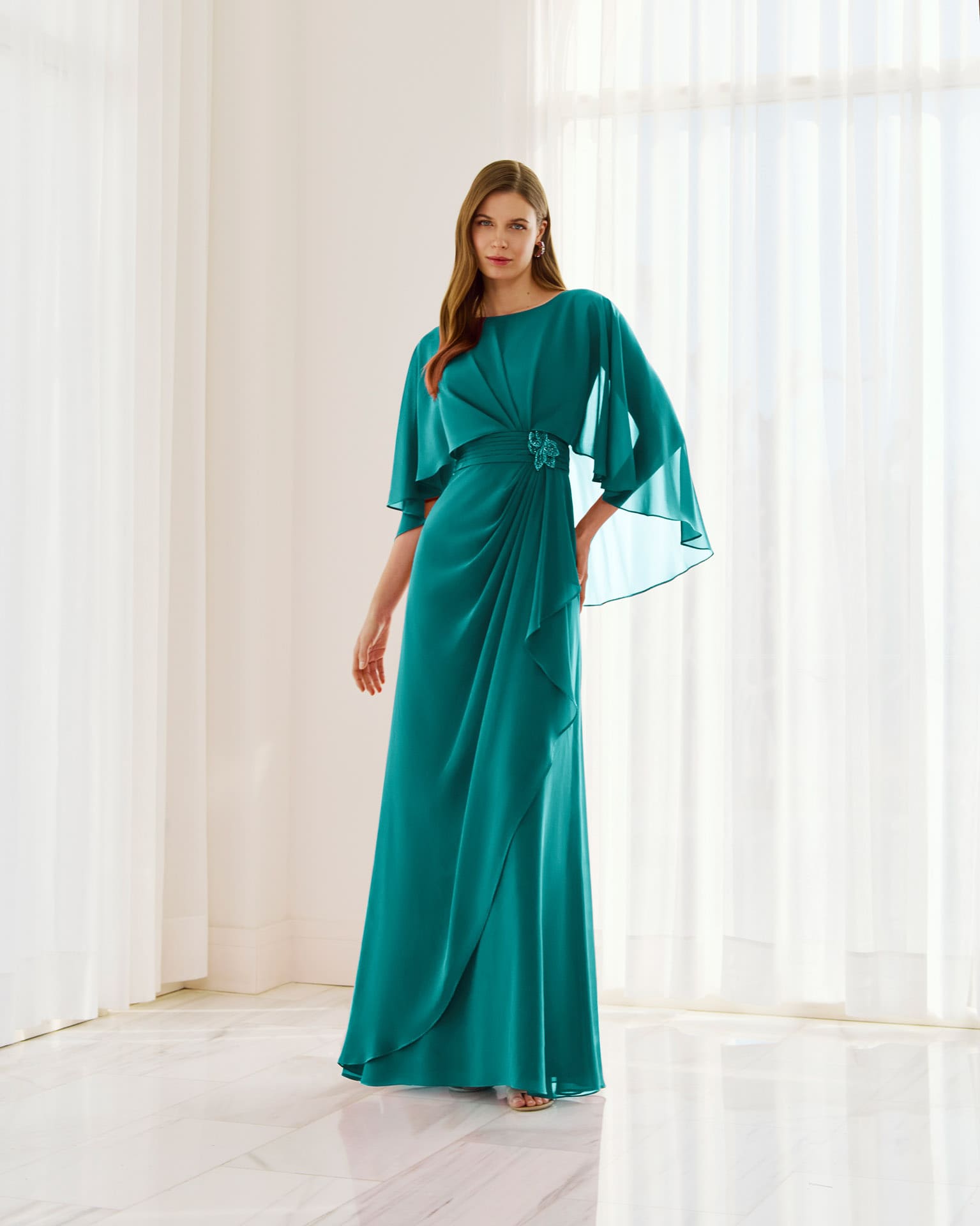 Vestido largo de raso con escote barco