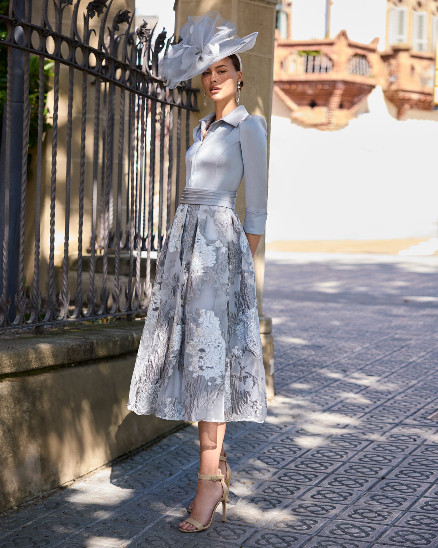 Vestido camisero de raso con falda de vuelo