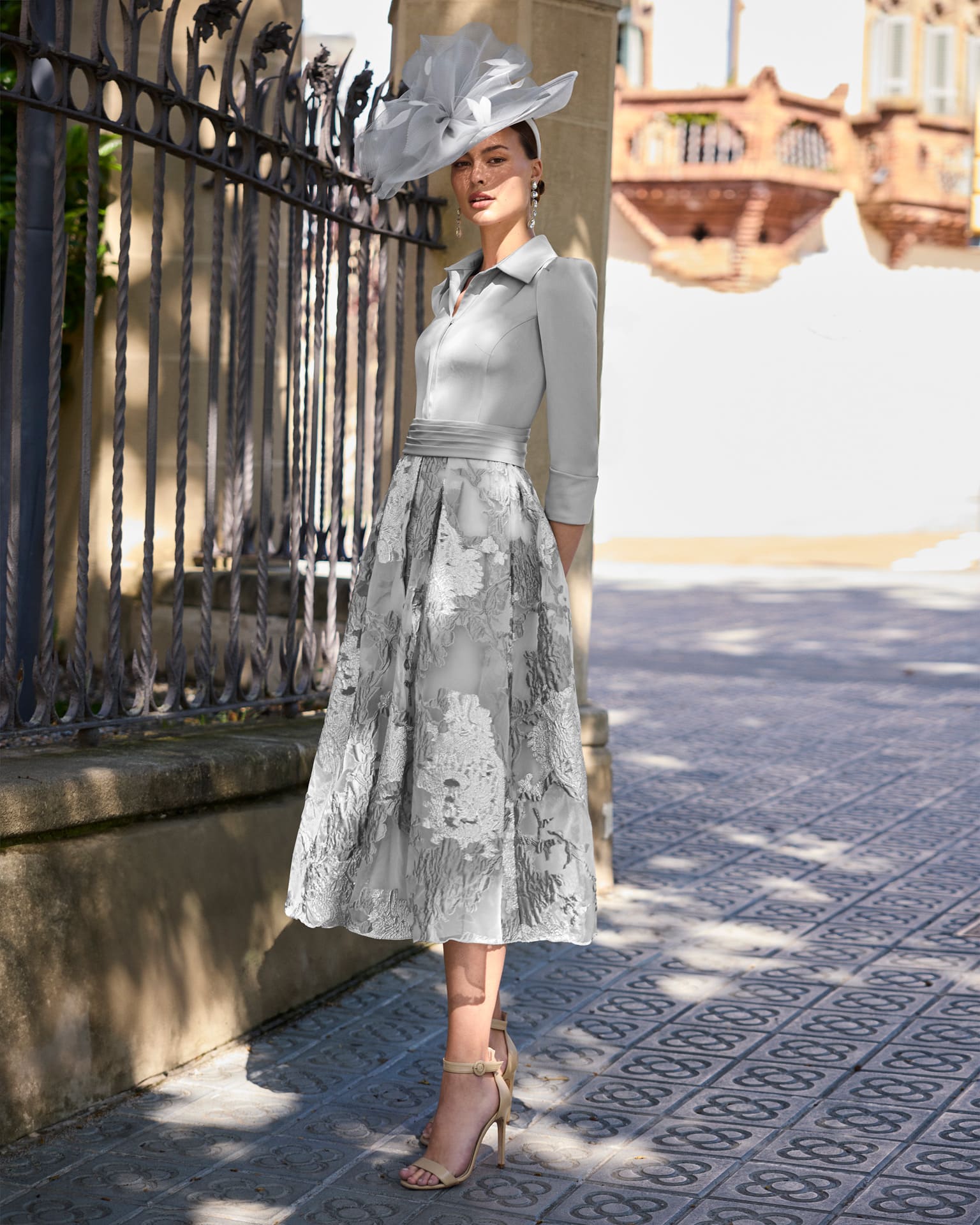 Vestido camisero de raso con falda de vuelo