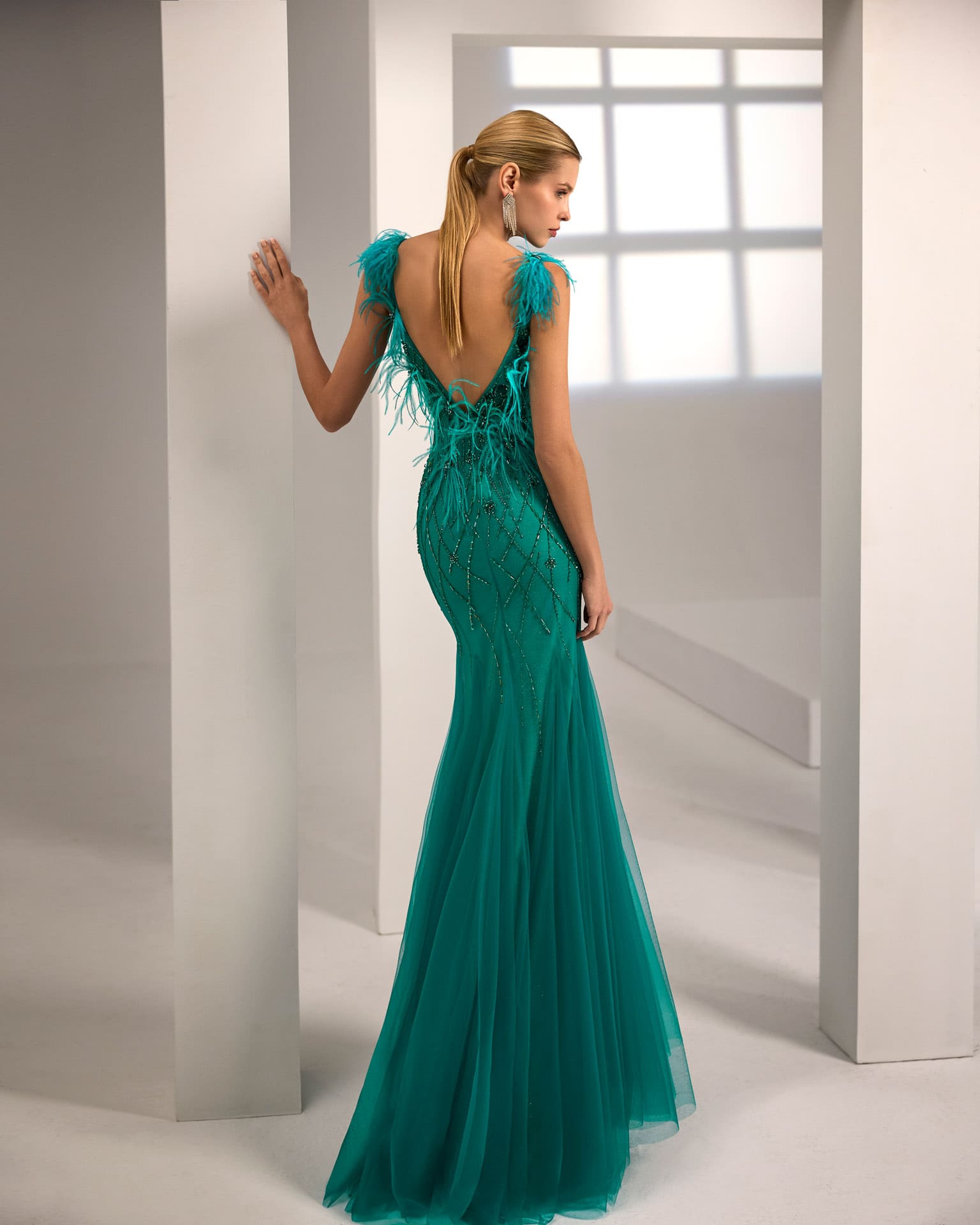 Vestido largo de pedrería con plumas