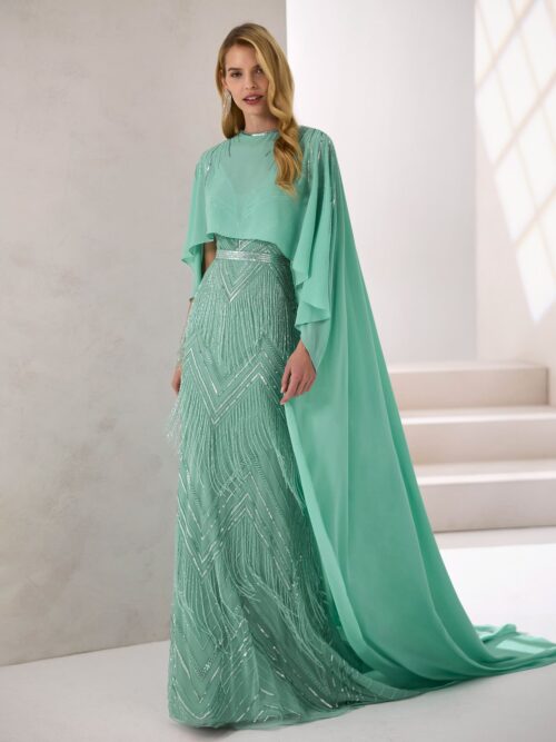 Vestido largo de pedrería con capa