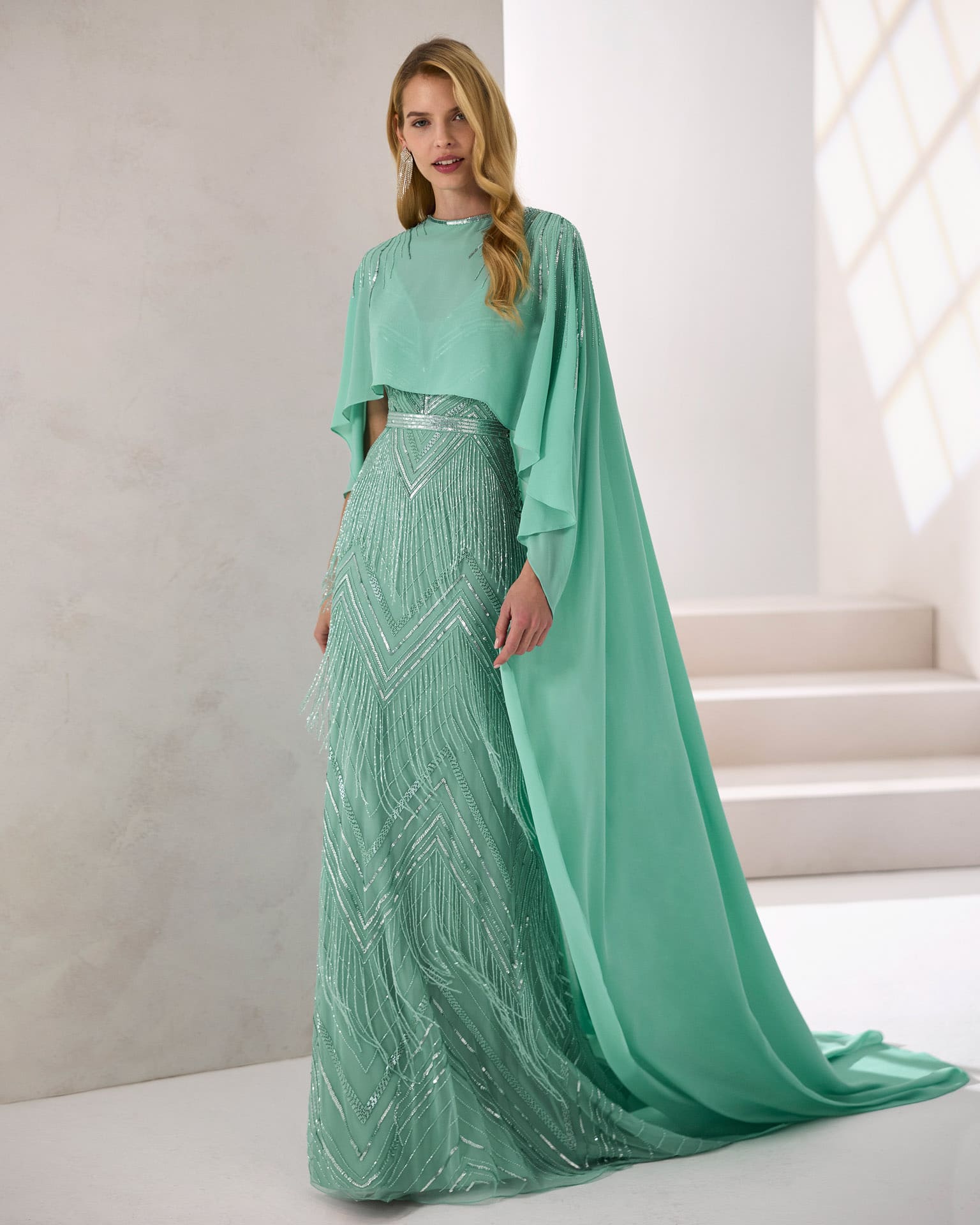 Vestido largo de pedrería con capa