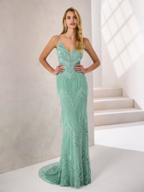 Vestido largo de pedrería con capa