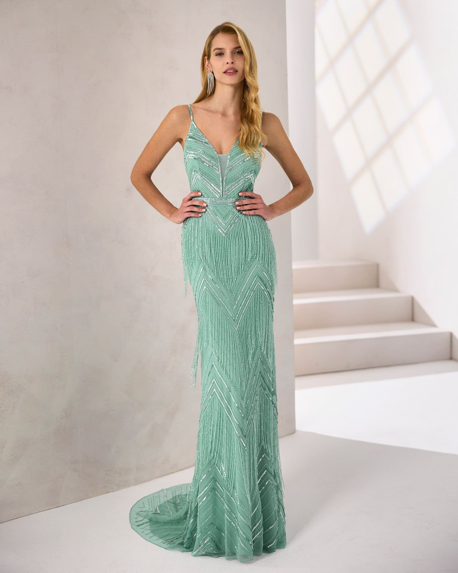 Vestido largo de pedrería con capa