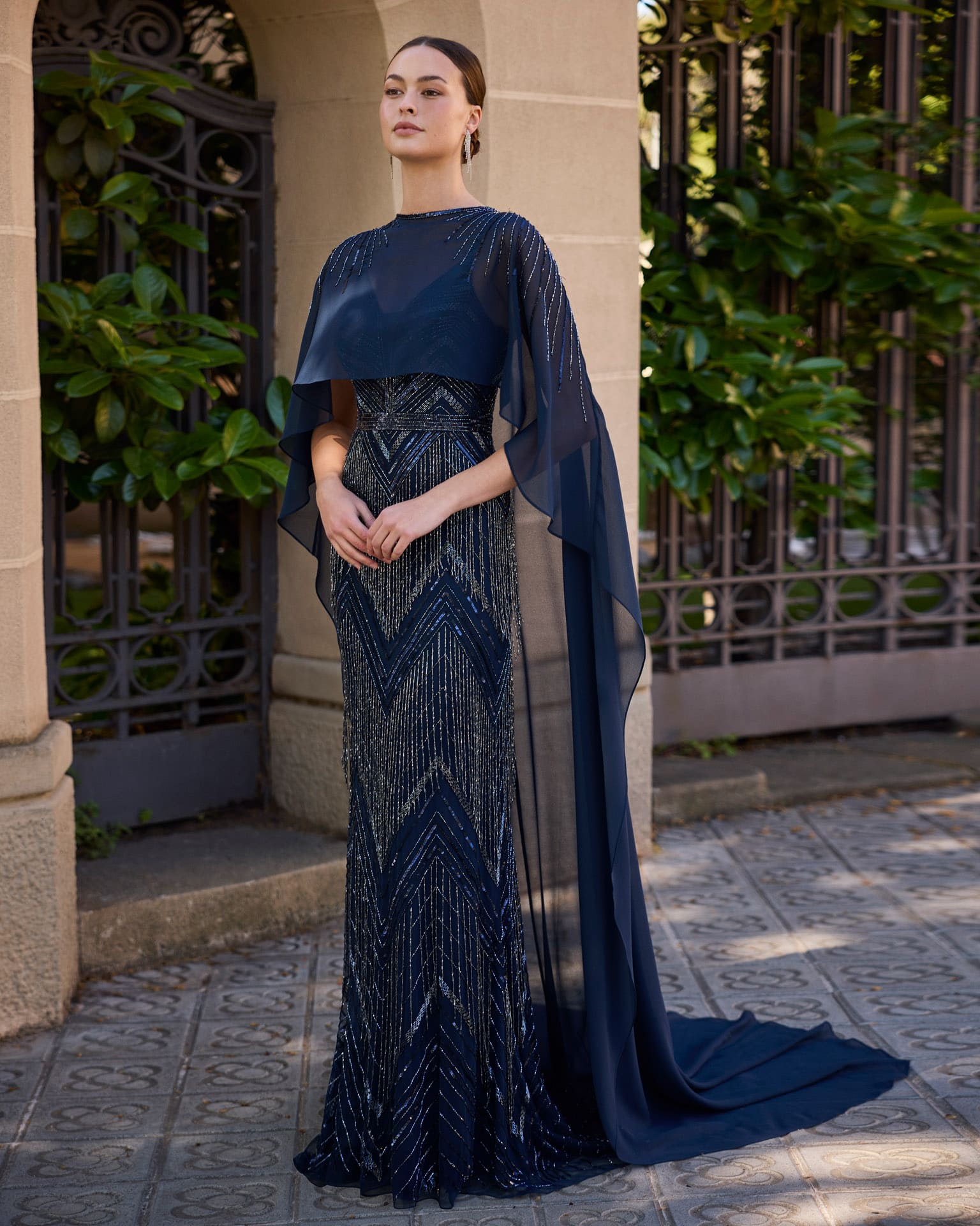 Vestido largo de pedrería con capa