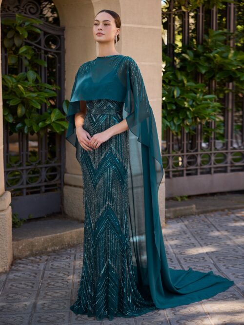 Vestido largo de pedrería con capa